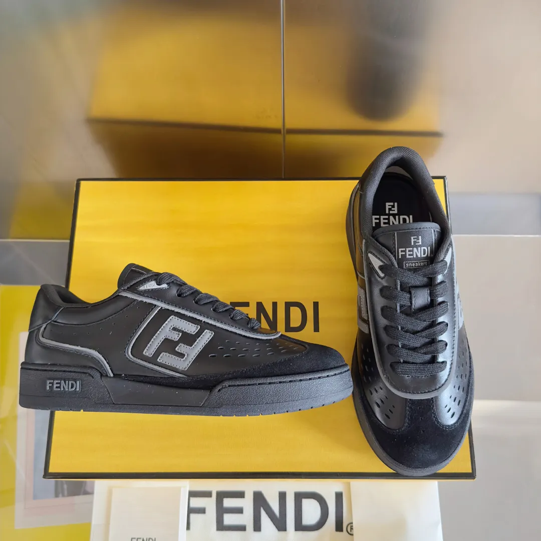 Top version: Couple model, leather cover 720💰 Fendi Fendi match series, couple model, film, casual sports shoes, sneakers, original purchase, development and production of these FENDI Match lace-up sports shoes. Small perforations accent the upper. Made of white leather with beige suede details. Matcha green leather FF applique. Rubber sole with FENDI lettering on the side. Comes with exquisite packaging at the counter 🛍📦 ▪️ Fabric: Original custom imported first-layer cowhide ▪️ Lining: Imported custom breathable mesh ▪️ Sole: Original molded TPU two-color combination sole ▪️ Sole thickness: 3CM ▪️ Size: Women's 35-41 / Men's 39-45